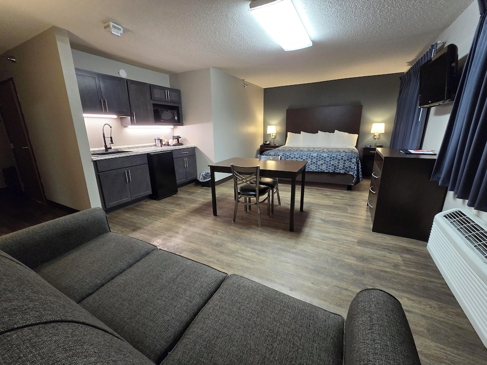 Suite, 1 King Bed, Non Smoking (Efficiency, Upgrade) photo 2