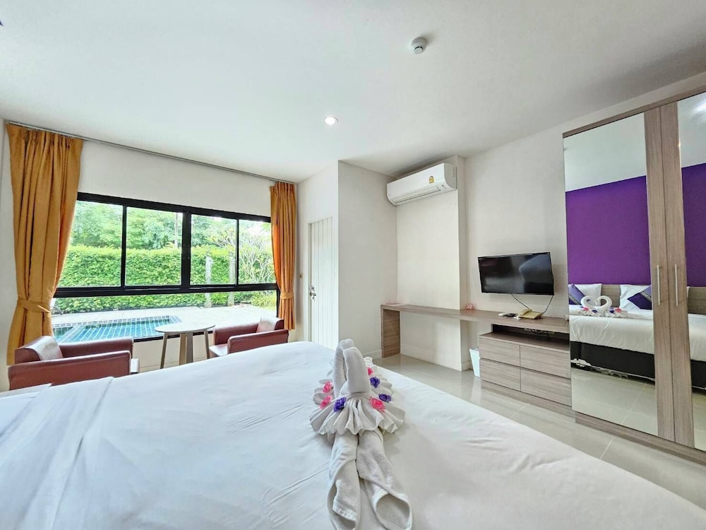 Standard Suite Pool Access photo 2