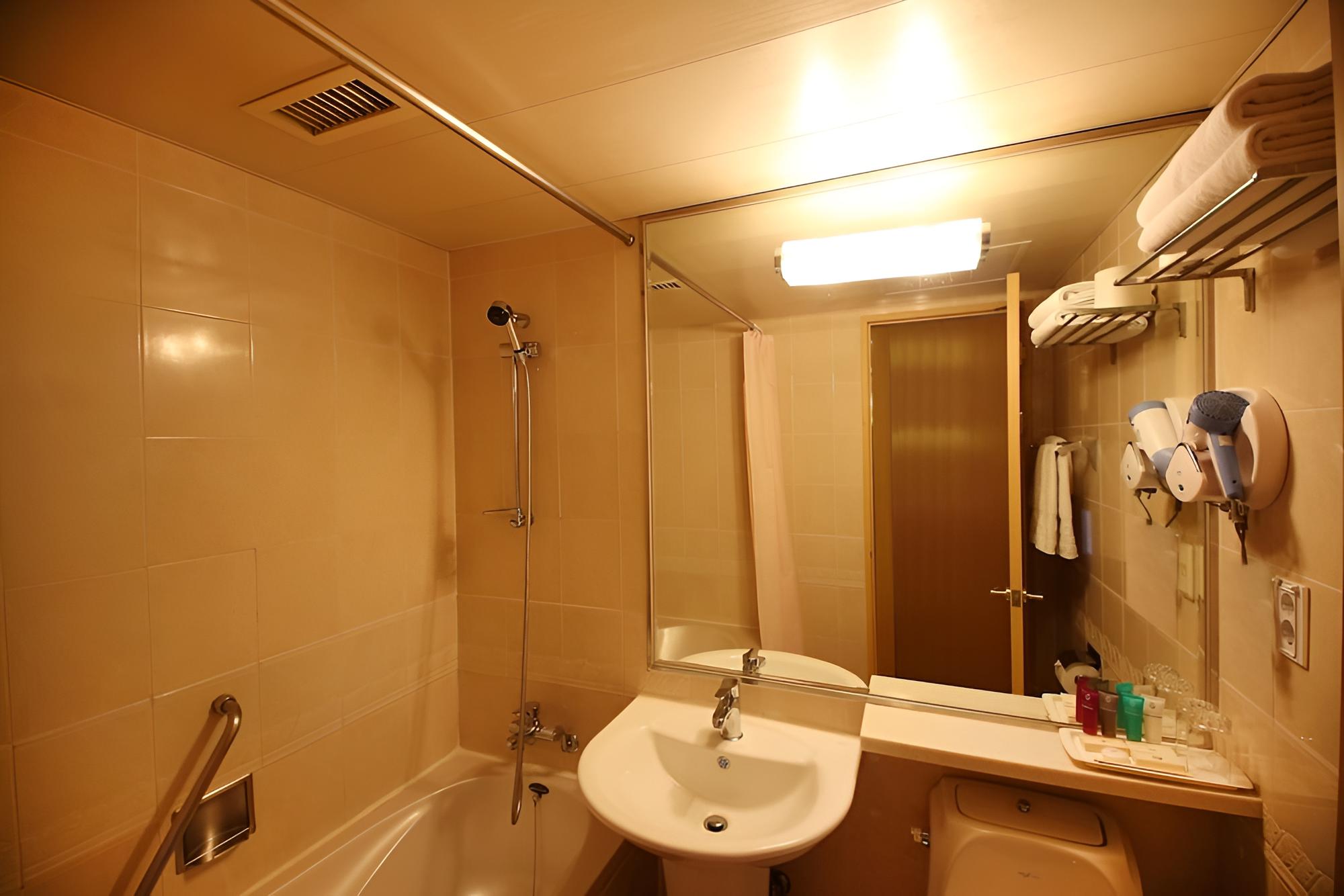 Deluxe Room, 1 King Bed - Photo 13