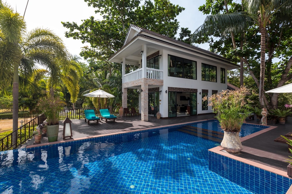 Poolside Villa - Photo 2
