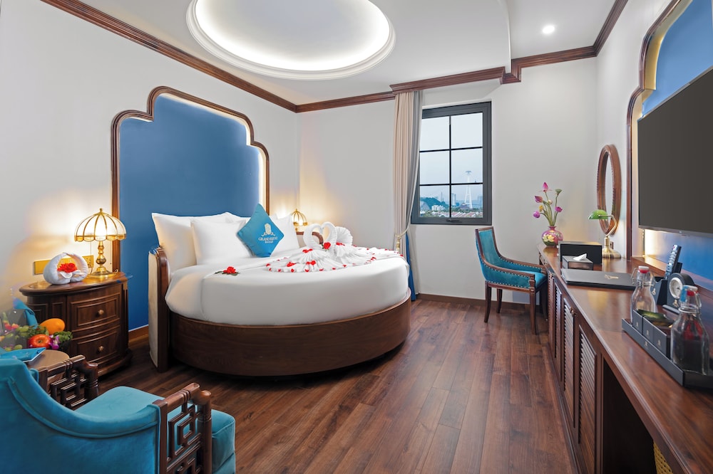 Honeymoon Suite with either Shower or Bathtub - Photo 1