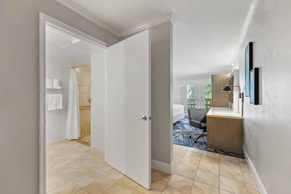 Standard Room, 1 King Bed, Accessible (Mobility, Roll-In Shower)