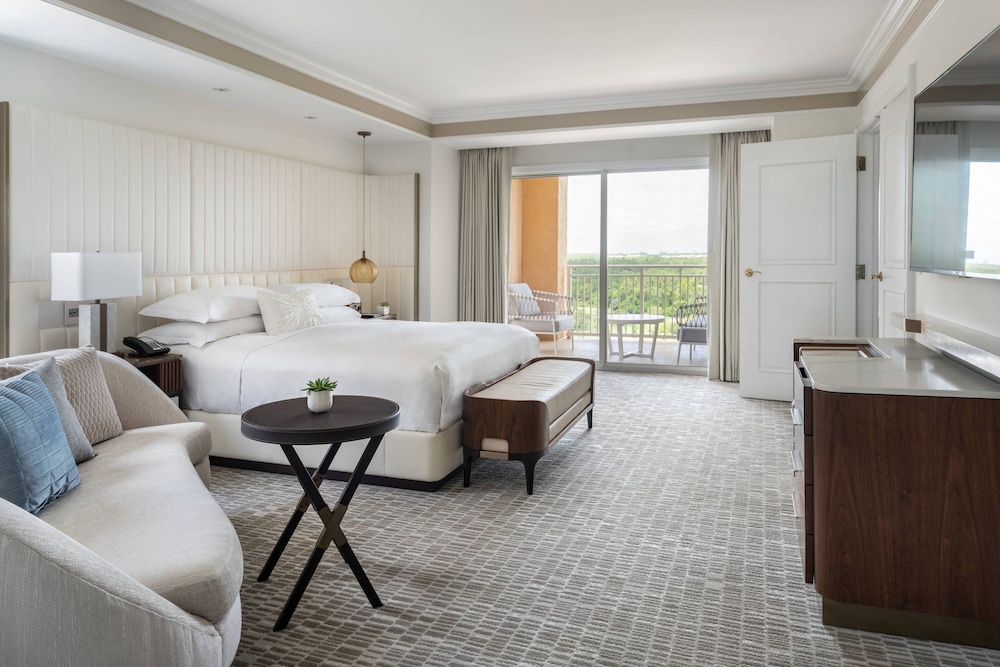 Club Room, 1 King Bed with Sofa bed (View)