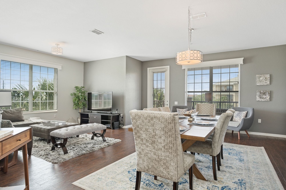 Deluxe 3 Bedroom Condo (2202, 4301/7)