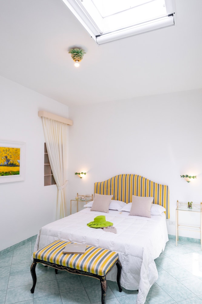 Economy Double Room, No Windows (Skylight)