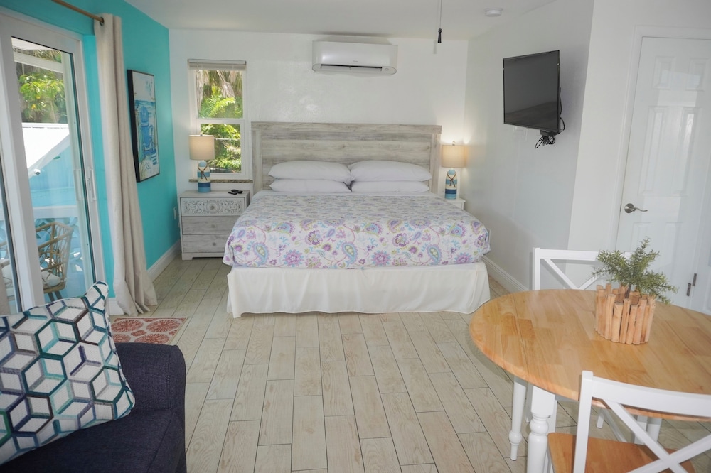 Deluxe Suite, 1 King Bed, No Pets Allowed photo 2