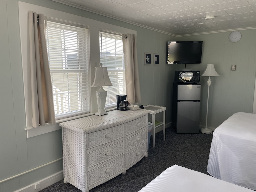 Cottage Room, 2 Double Beds, Refrigerator & Microwave photo 3