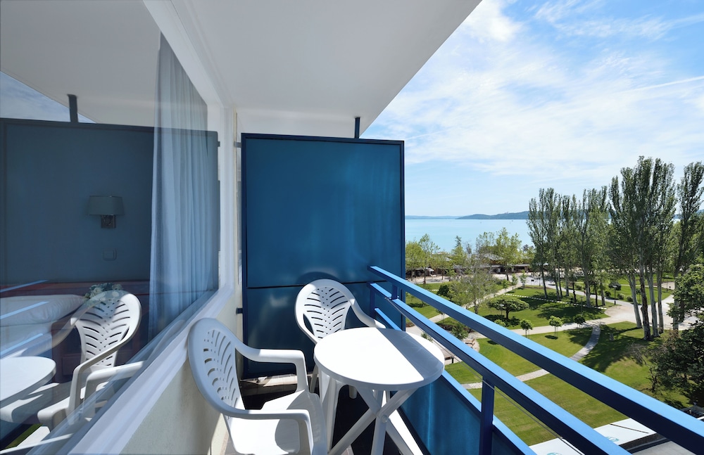 Premium Double or Twin Room, Lake View - Photo 8