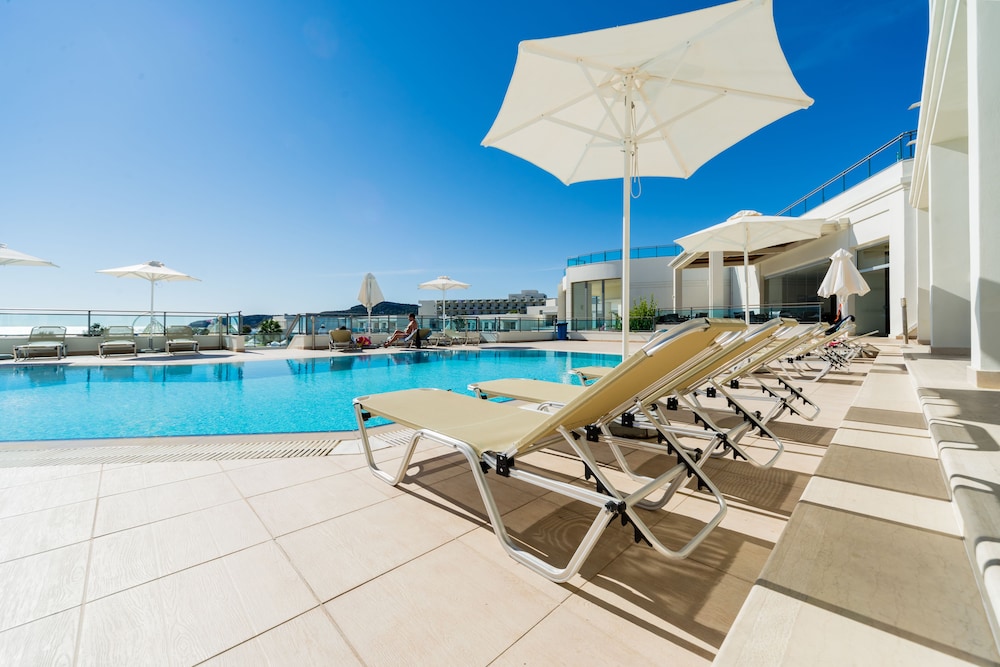 Junior Twin Room, Pool Access, Sea View photo 1
