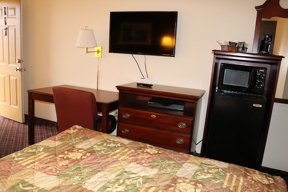 Standard Room, 2 Queen Beds, Non Smoking, Refrigerator & Microwave photo 2