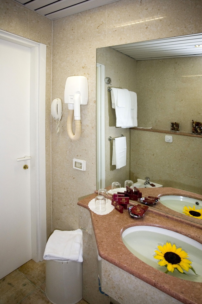 Standard Room, Multiple Beds, Smoking thumbnail 5