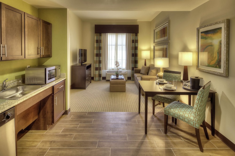 Suite, 1 King Bed, Accessible (Mobility & Hearing, Roll-in Shower) photo 3