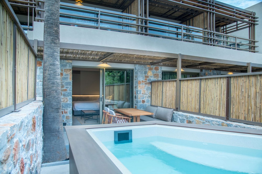 Classic Double Garden View Outdoor Hot Tub - Photo 10