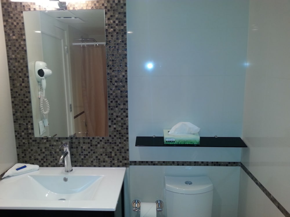 Standard Room, 2 Queen Beds - Photo 10
