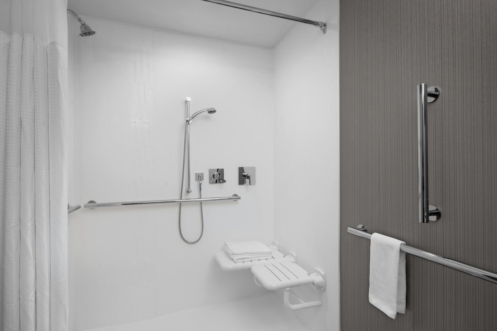 Studio Suite, 2 Queen Beds (Mobility Accessible, Roll-In Shower) photo 3