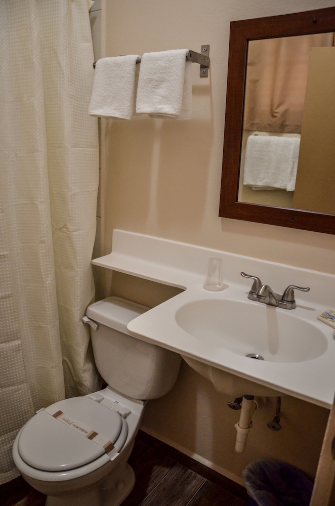 Deluxe Room, 1 King Bed photo 2