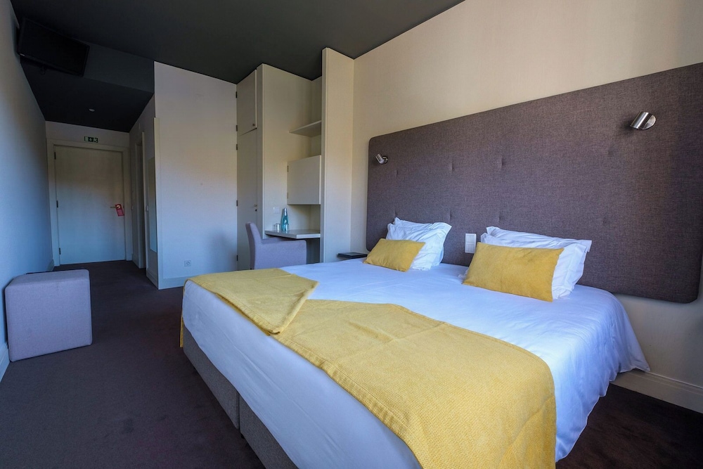 Premium Twin Room - Photo 14
