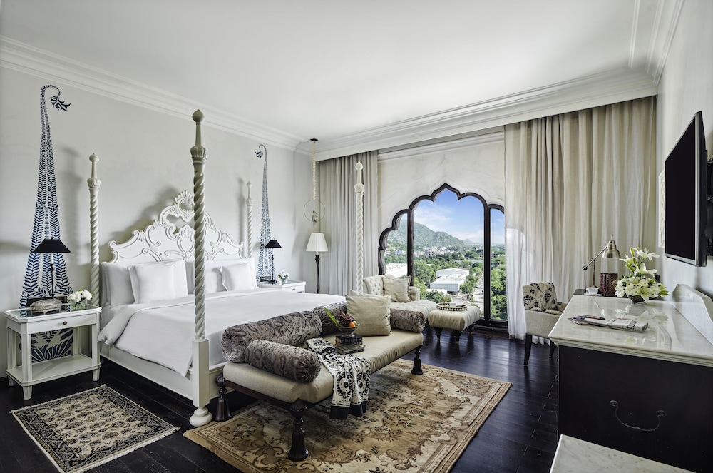 Signature Room, 1 King Bed - Photo 5