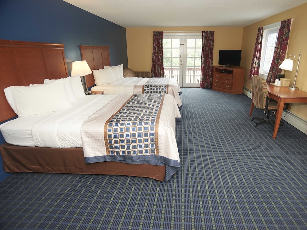 Deluxe 2 queen with the sofa Bed with the Mountain view photo 3