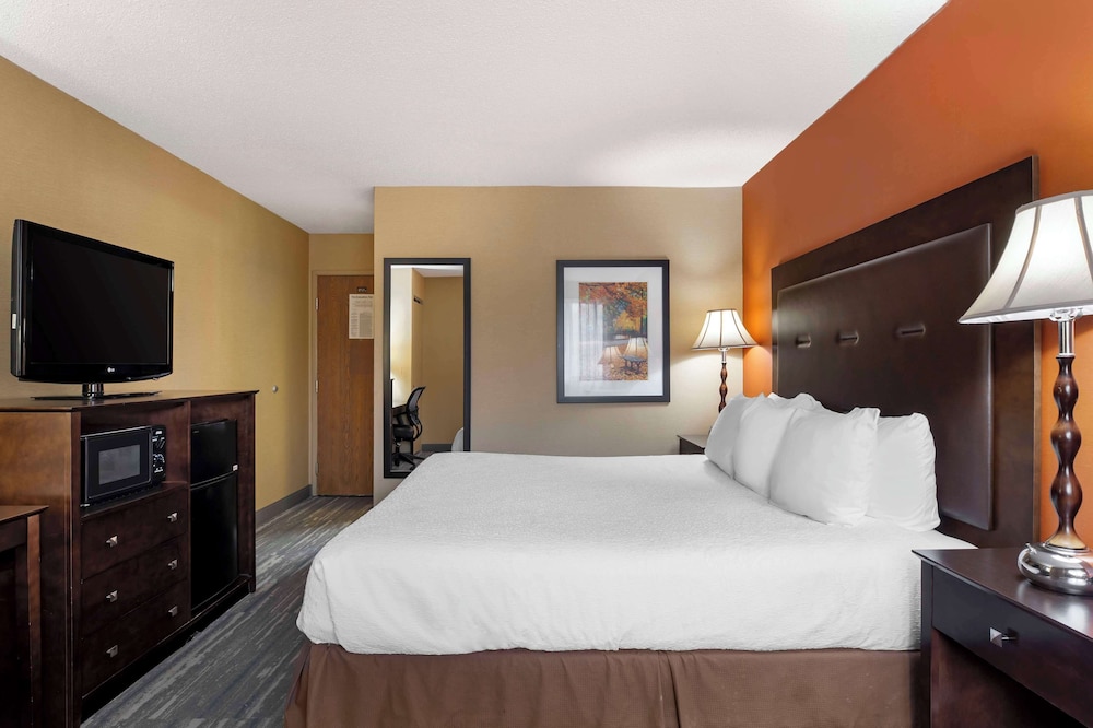 Standard Room, 1 King Bed, Accessible, Bathtub photo 3