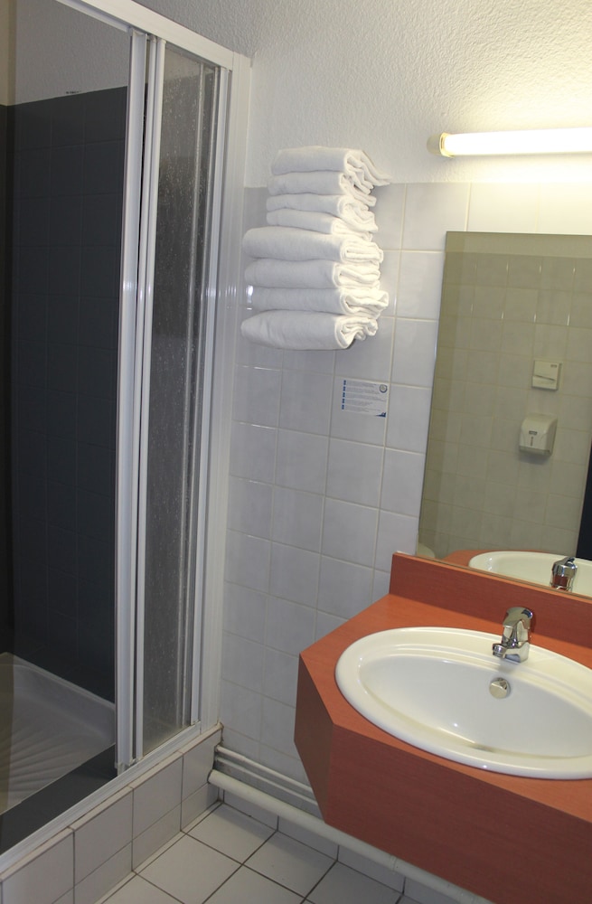 Standard Room, 3 Twin Beds - Photo 6
