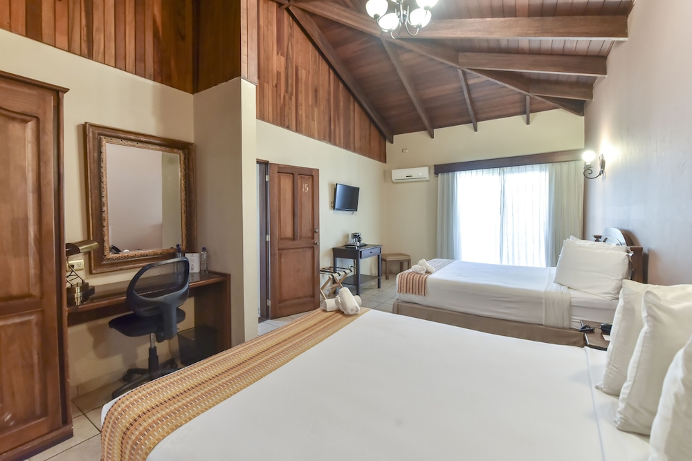 Superior Quadruple Room, 2 Queen Beds