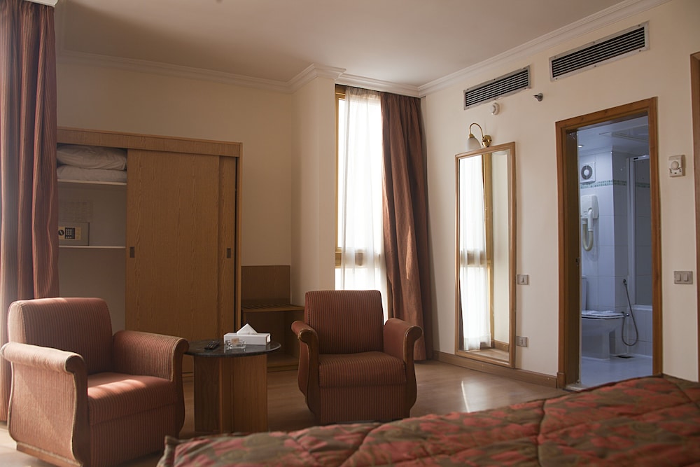 Suite, River View - Photo 4