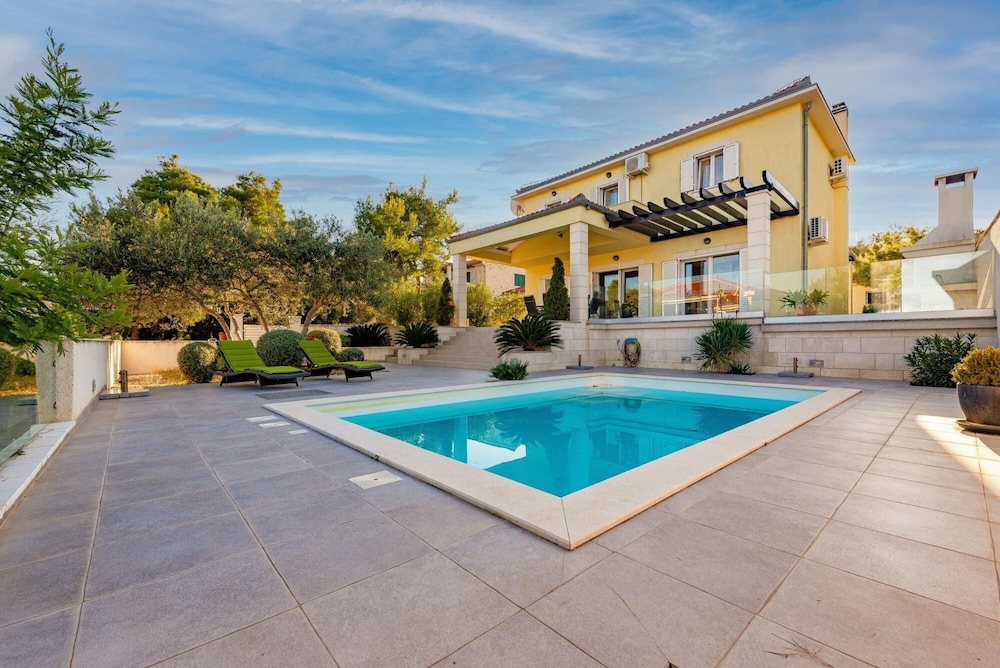 Villa photo 3