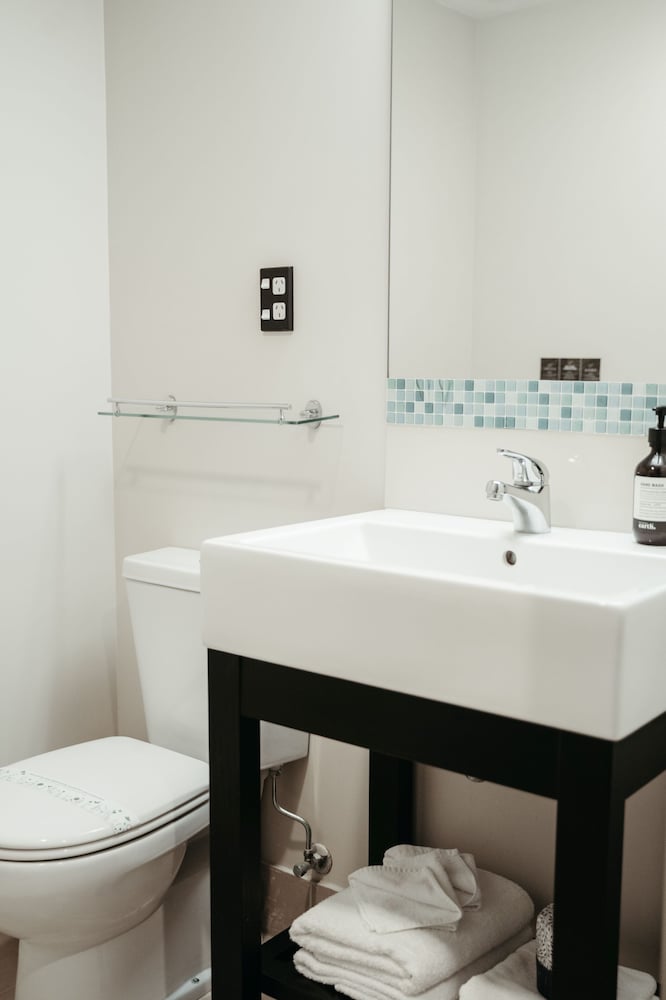 Studio with Kitchenette - Two Double Beds thumbnail 5