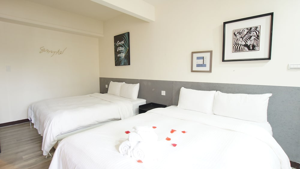 Family Quadruple Room, 1 Bedroom, Refrigerator, City View photo 3