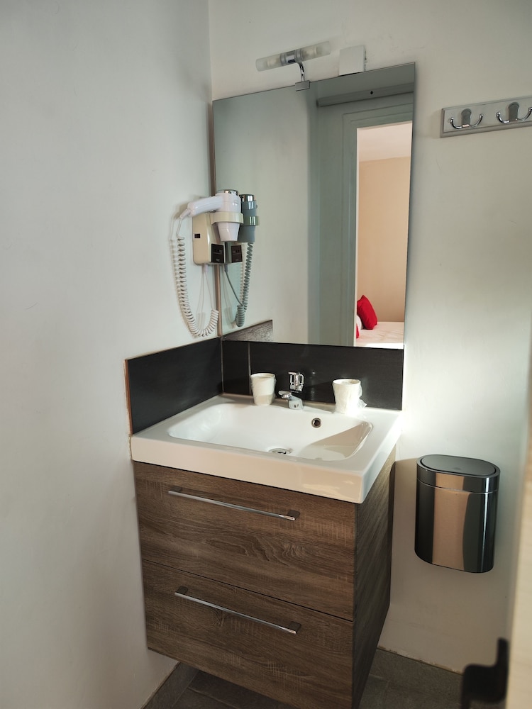 Double Room - Photo 8