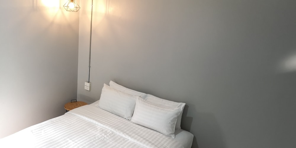 Standard Room, 1 King Bed photo 3