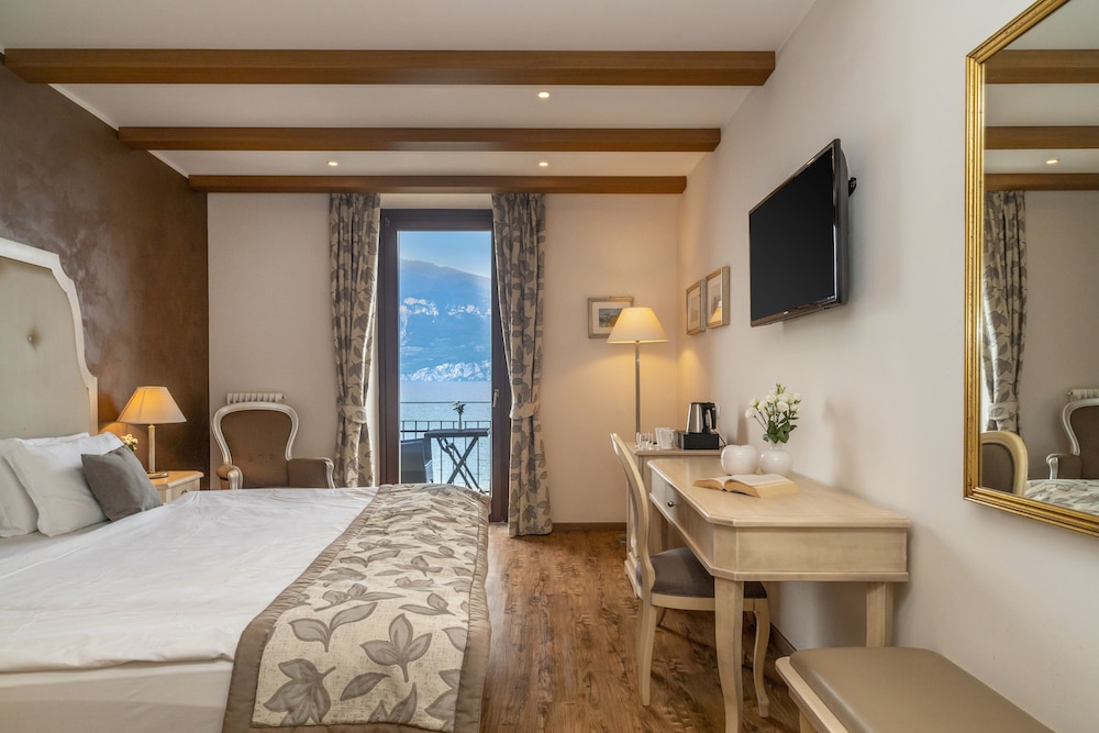 Premier Double Room, 1 Bedroom, Refrigerator, Lakeside photo 1