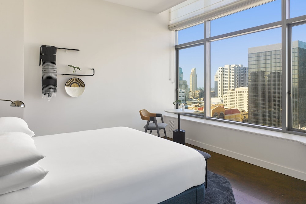 Premium Room, 1 King Bed (Hearing Accessible) photo 2