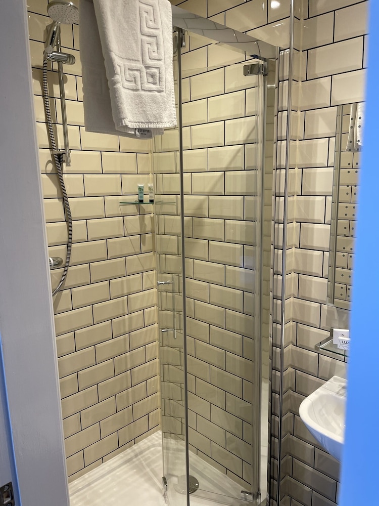 Standard Double Room, Ensuite - Photo 6