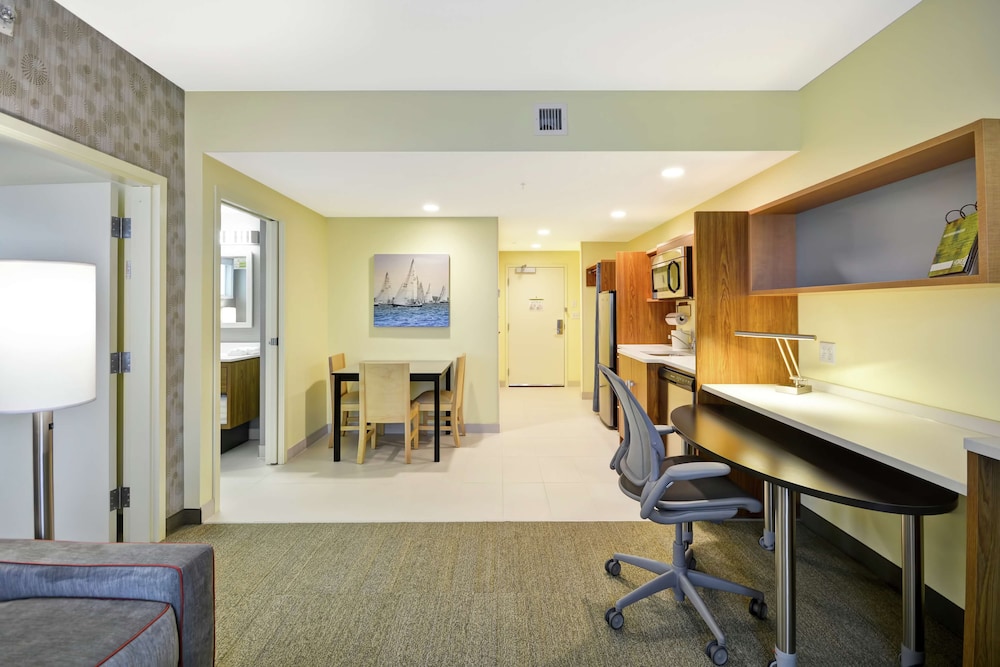 Suite, 1 Queen Bed, Accessible, Bathtub