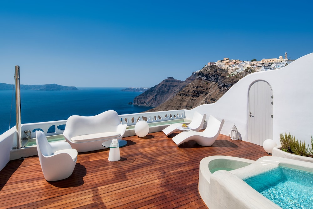 Royal Suite with Outdoor Hot Tub - Photo 11