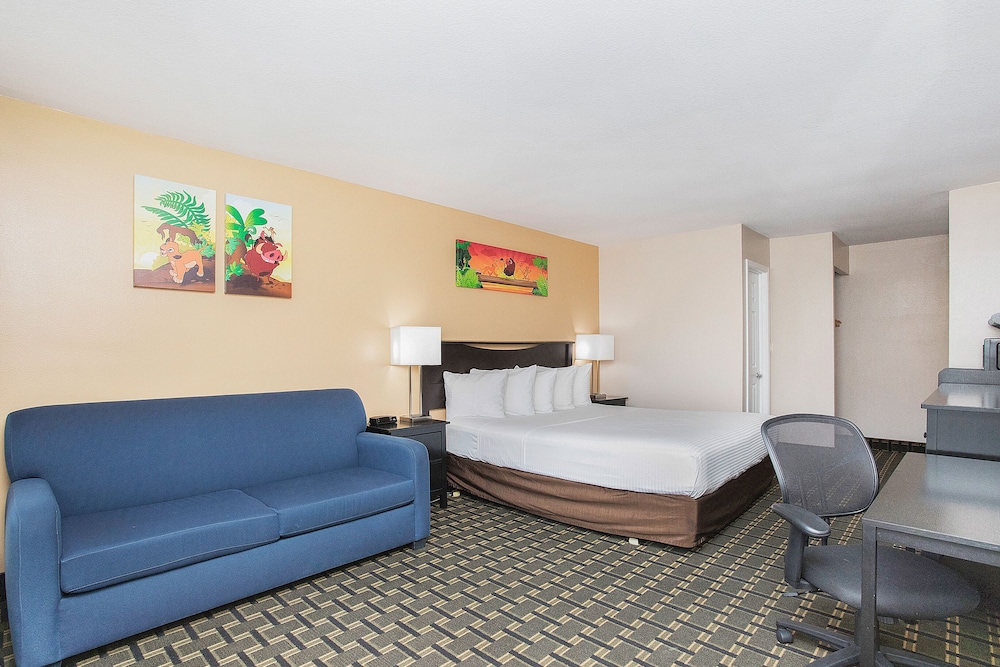 Standard Room, 1 King Bed with Sofa bed, Non Smoking, Refrigerator & Microwave - Photo 3