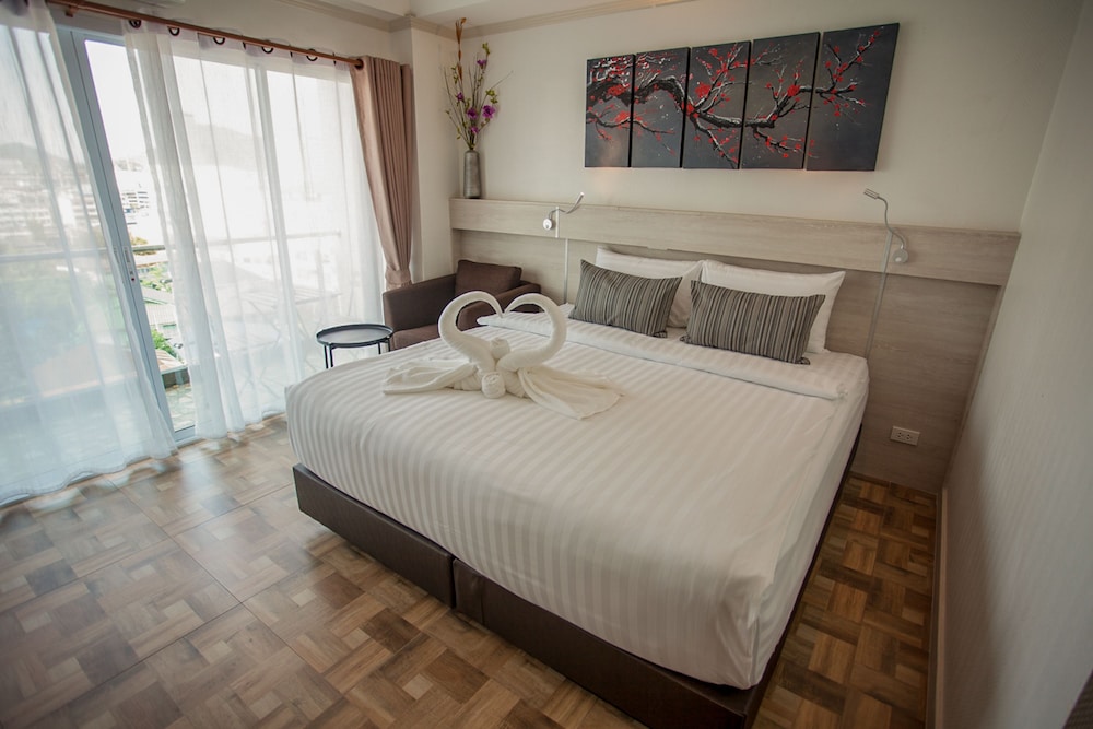 Deluxe Room with Jetted Bathtub