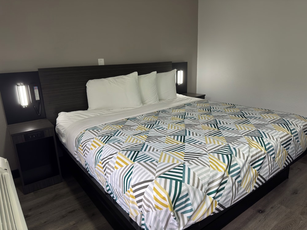 Deluxe Room, 1 King Bed, Non Smoking, Refrigerator & Microwave