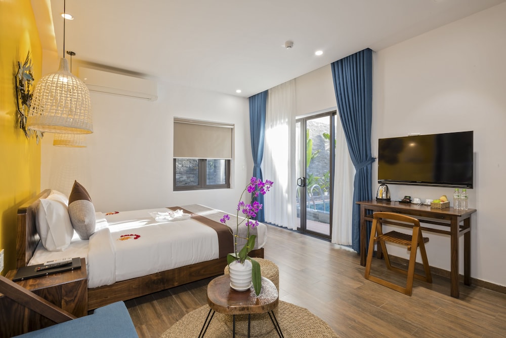 Senior Room, 1 King Bed, Pool View photo 3