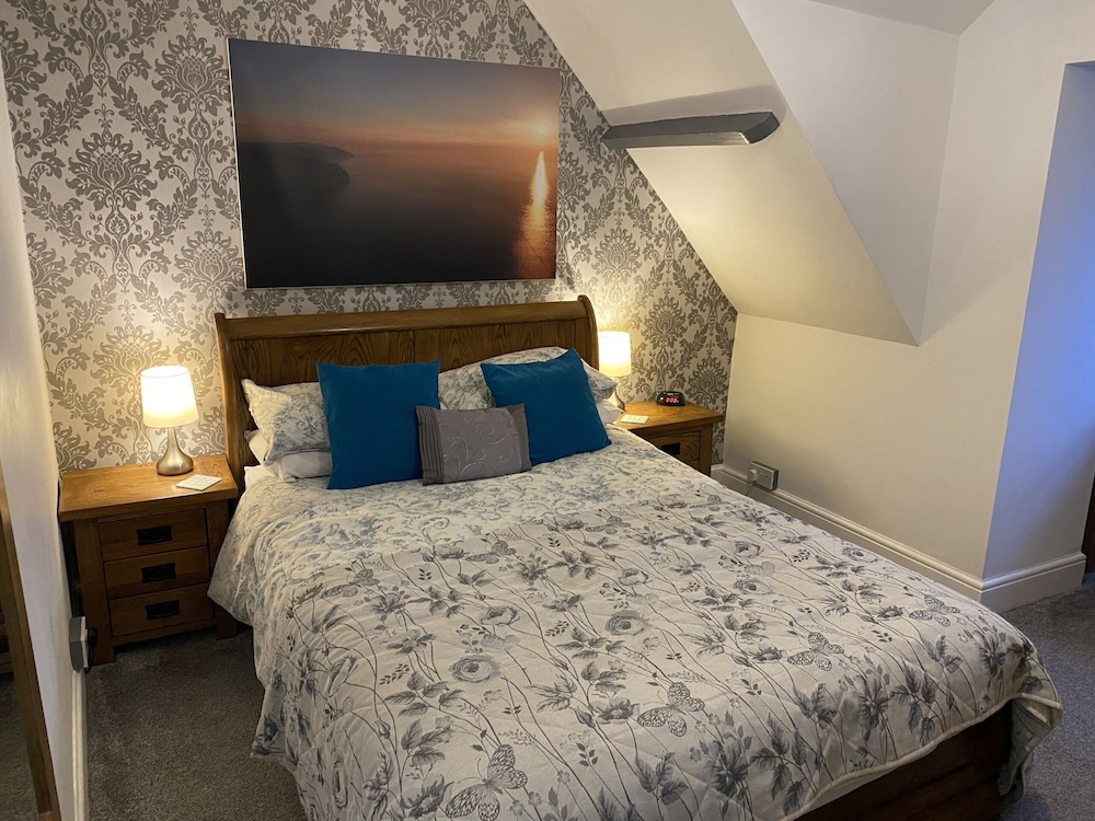 Classic Double Room, Ensuite, Partial Sea View