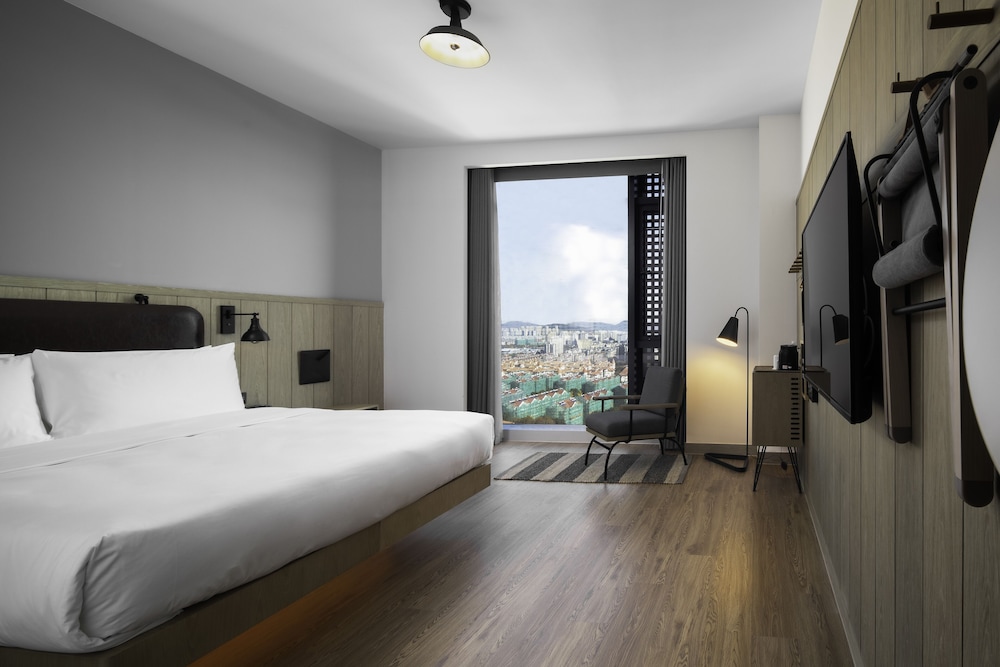 Room, 1 Queen Bed, City View - Photo 7