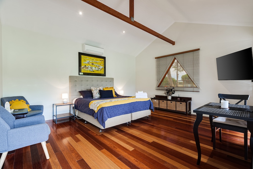 Deluxe Studio, 1 King Bed, Non Smoking