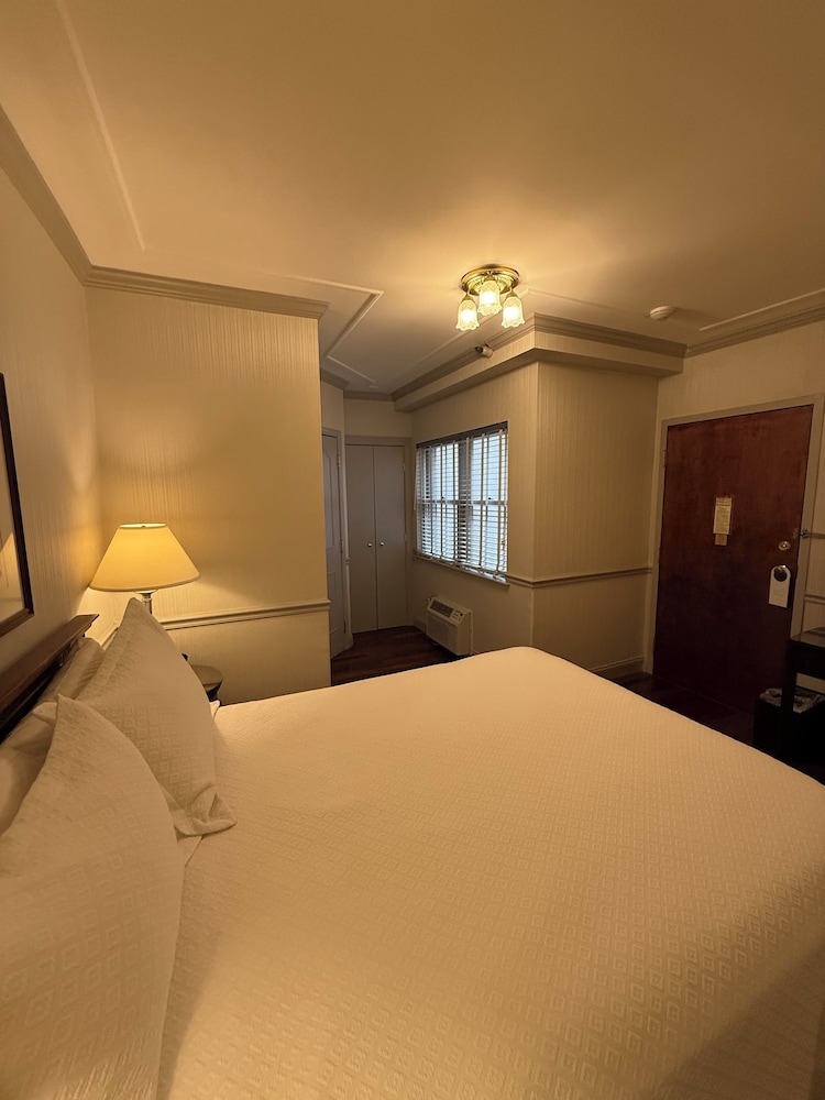 Corner Standard Room, 1 QUEEN BED - Photo 1