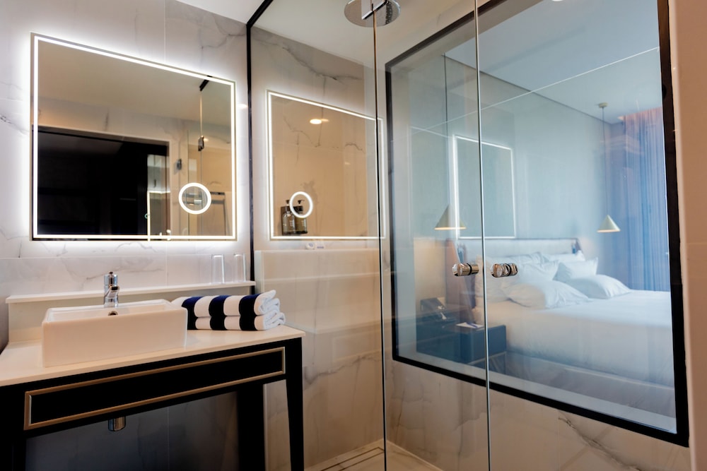 Superior Room, 1 King Bed, Executive Level - Photo 3