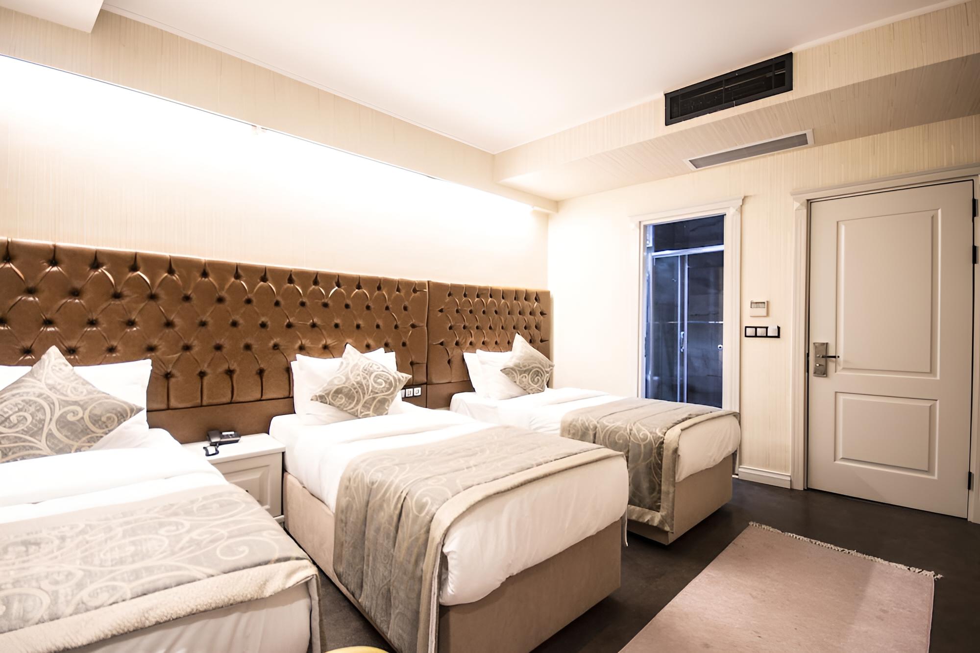 Economy Triple Room photo 3