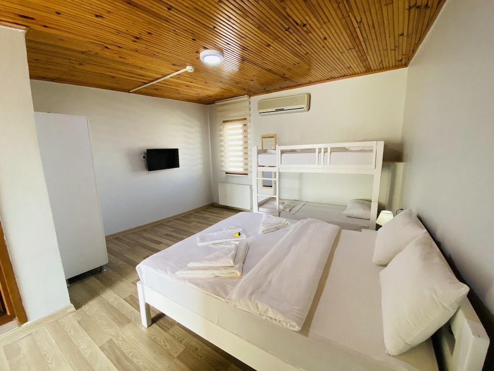 Family Quadruple Room photo 3