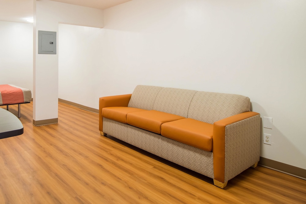 Standard Room, 1 King Bed, Non Smoking, Refrigerator & Microwave photo 2