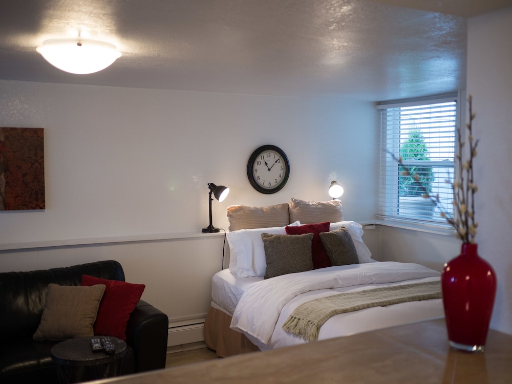 Private Studio Apartment, Full Kitchen, Ground Floor, Unit 3, Arctic Fox Vacation Rentals